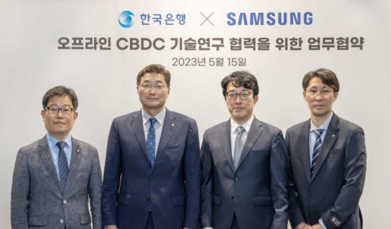 Executives from Bank of Korea and Samsung Electronics at the MOU Signing Event